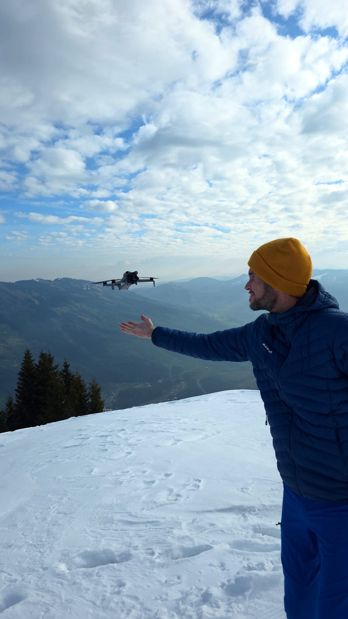 Ronald Sahli mit DJI Mini 5 Pro Drohne in den Schweizer Alpen